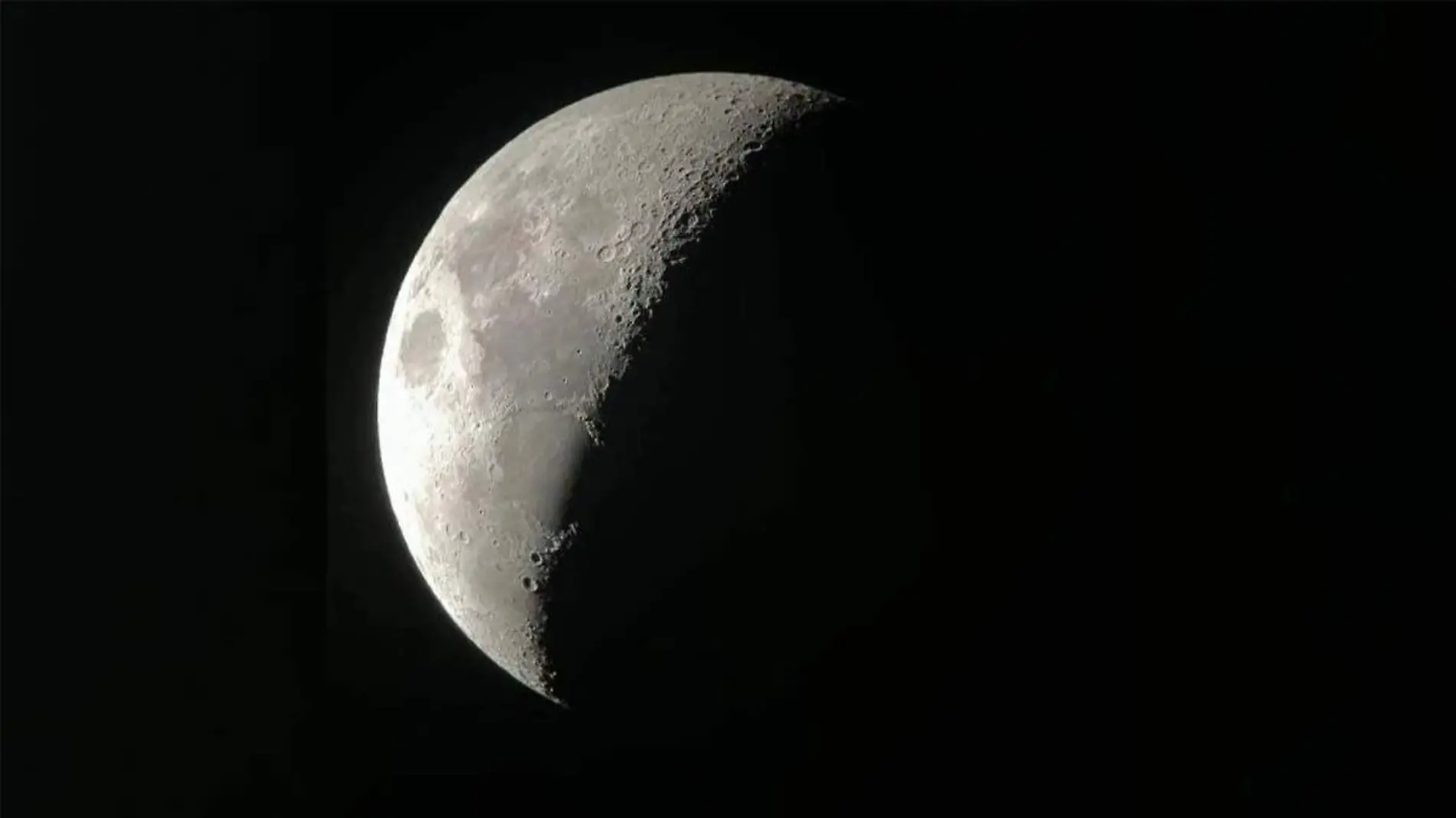 fotografía de la luna, vista desde la tierra